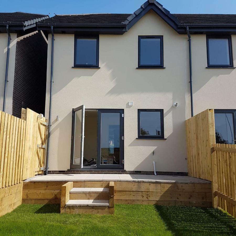 Bright modern house beside Snowdonia Villa Llanfairfechan Buitenkant foto